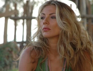 Σμαράγδα Καρύδη: Αγνώριστη έγινε για το ρόλο της στη θεατρική παράσταση «Μάγισσες της Σμύρνης» (φωτό)